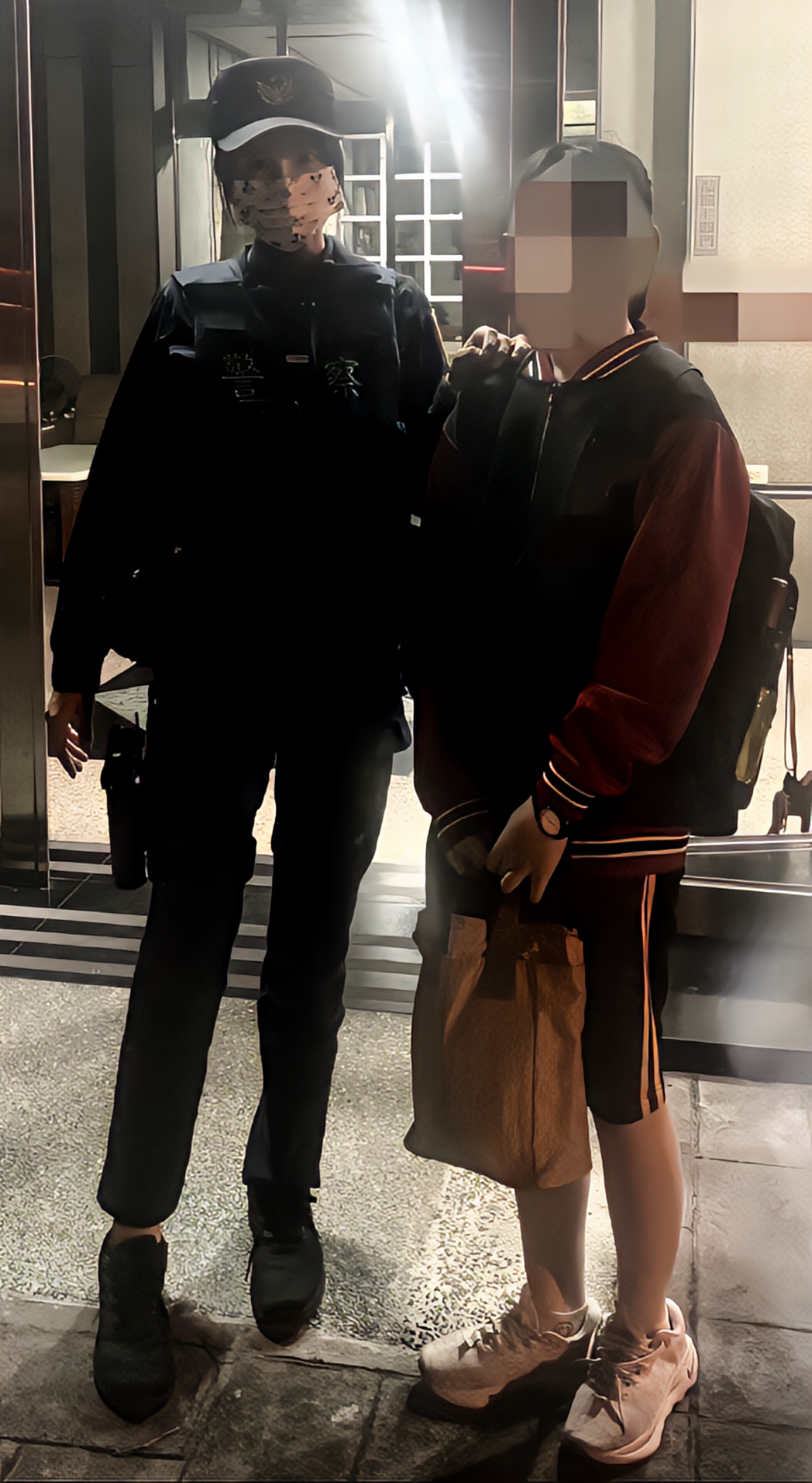 馮員與鄭生尋獲鑰匙後與社區大樓前合影。（圖/記者江雁武翻攝）