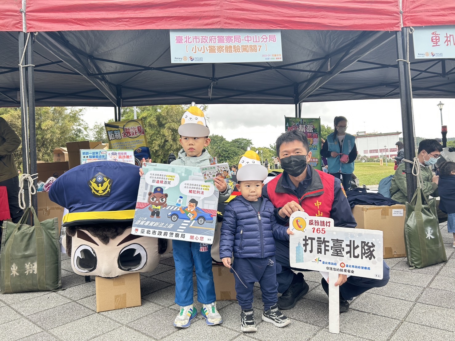 兒童參與遊戲活動,學習交通安全知識,培養良好的交通行為。(記者薛秀蓮翻攝)