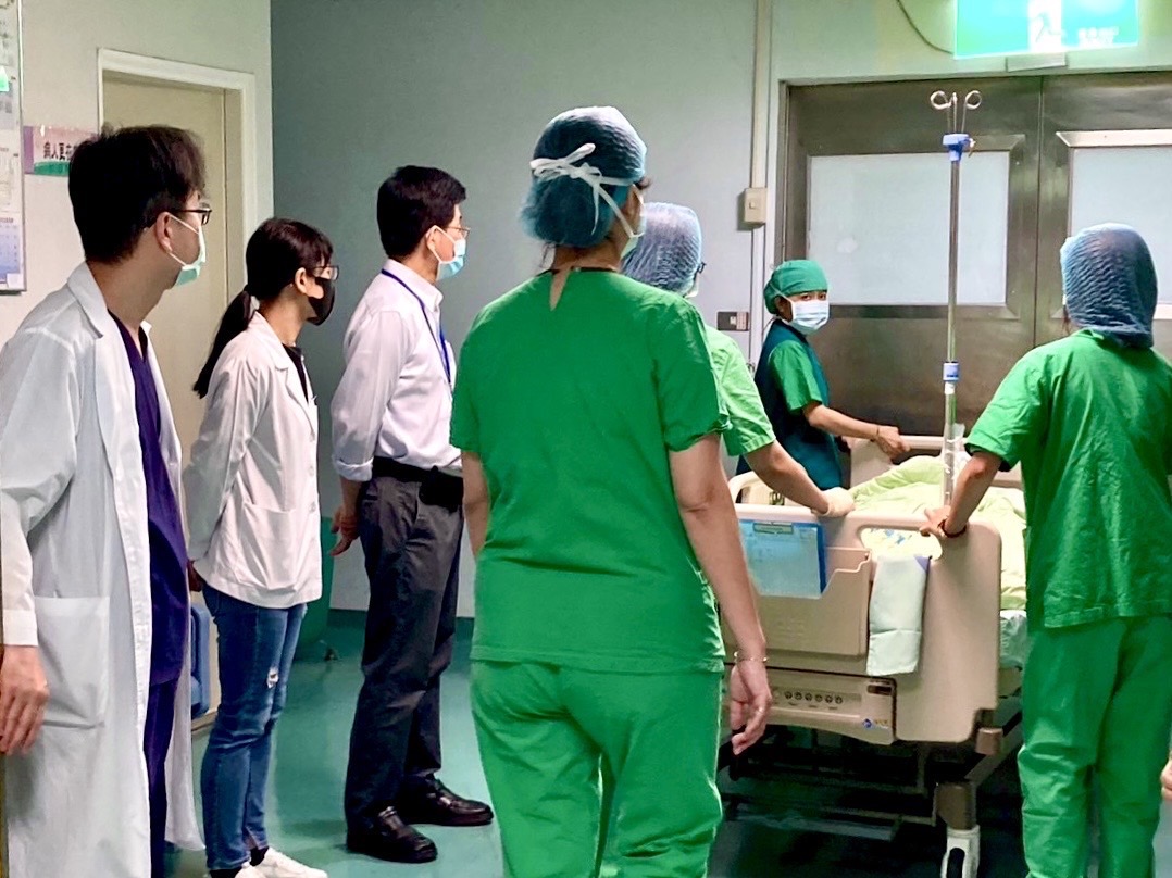 嘉義醫院器官移植團隊與患者陸續進入開刀房。(嘉義醫院社工室提供)