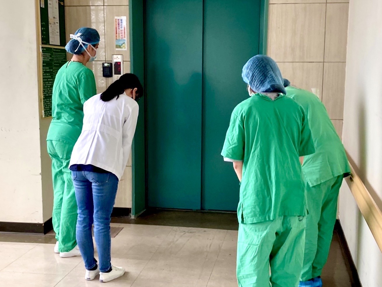 器官移植團對目送邱老先生遺體回家。(嘉義醫院社工室提供)