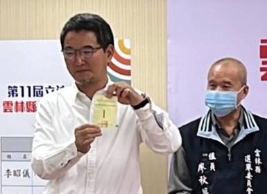 立委號次抽籤劉建國抽中籤王「1號」(記者林金聖翻攝)