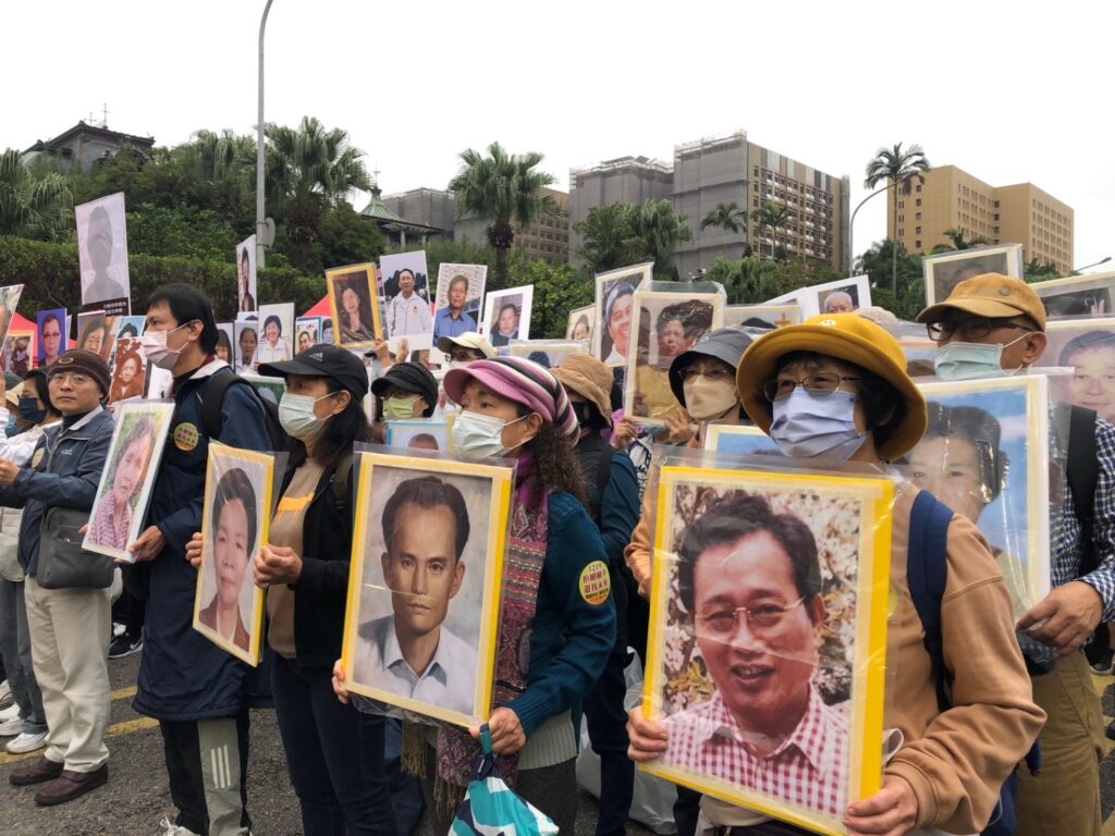 ▲受害者帶已過世家人照片上凱道,希望政府早日解決冤案。(記者晨曦翻攝)