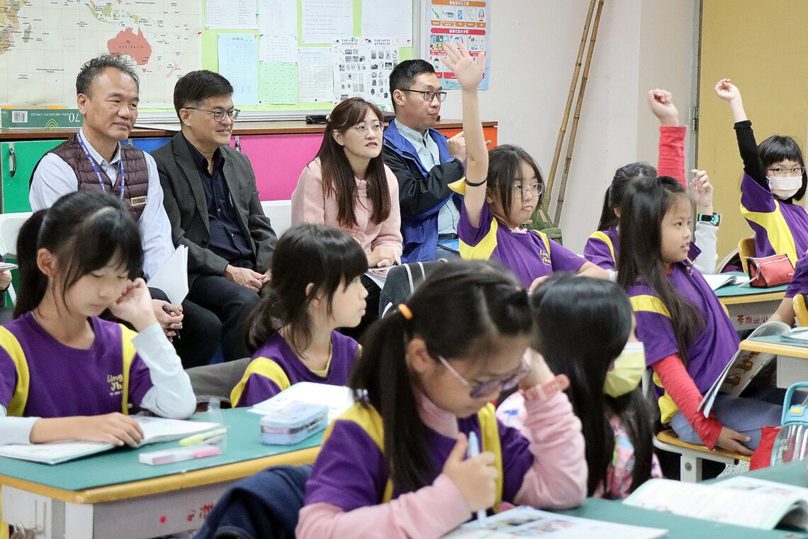 漾新聞|謝文斌局長與苓洲師生共學上閩南語課推動「閩南語沉浸式教學」