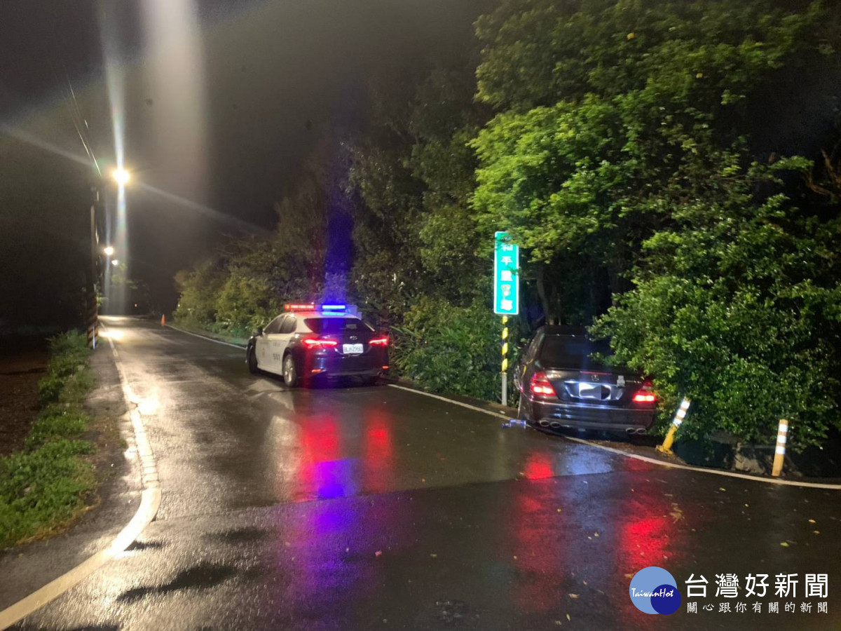 男遭通緝拒檢開車逃逸,天雨打滑自撞樹叢狼狽落網。<br /><br />
