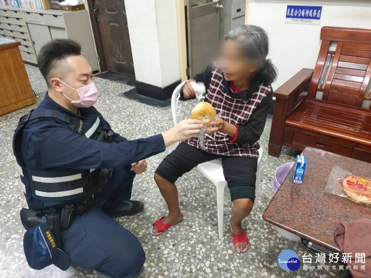 巫姓老婦在二崙鄉台19線省道上行走，油車永定聯合所警員廖思博接獲通報立即前往，並將婦人帶返駐地休憩／林詩涵翻攝