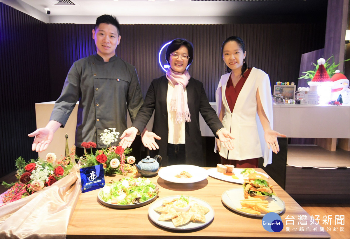 「ENJOY BISTRO」餐酒館-縣長與創辦人合影。圖／彰化縣政府提供