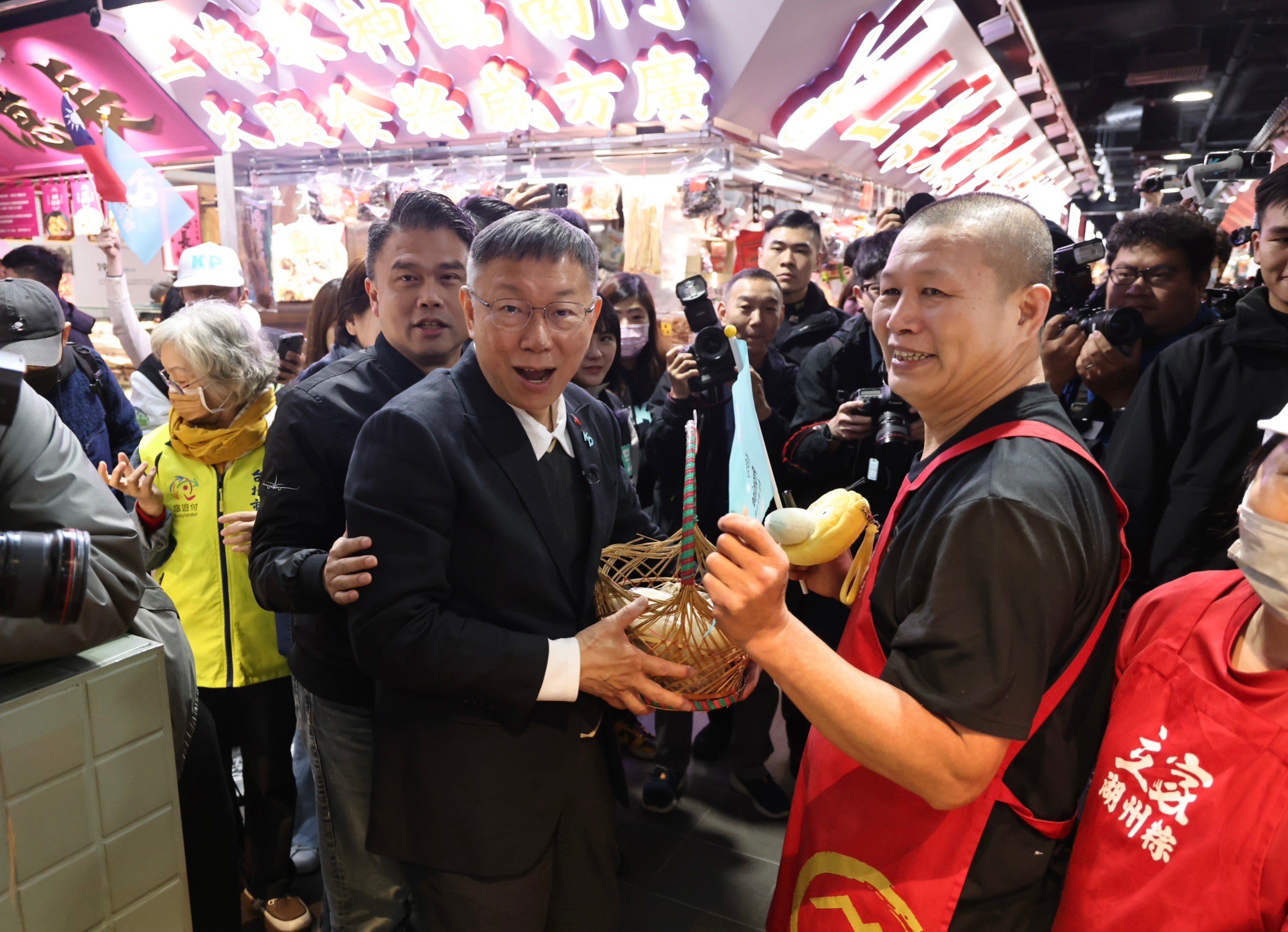柯文哲21日到北市南門市場拜票。林啟弘攝
