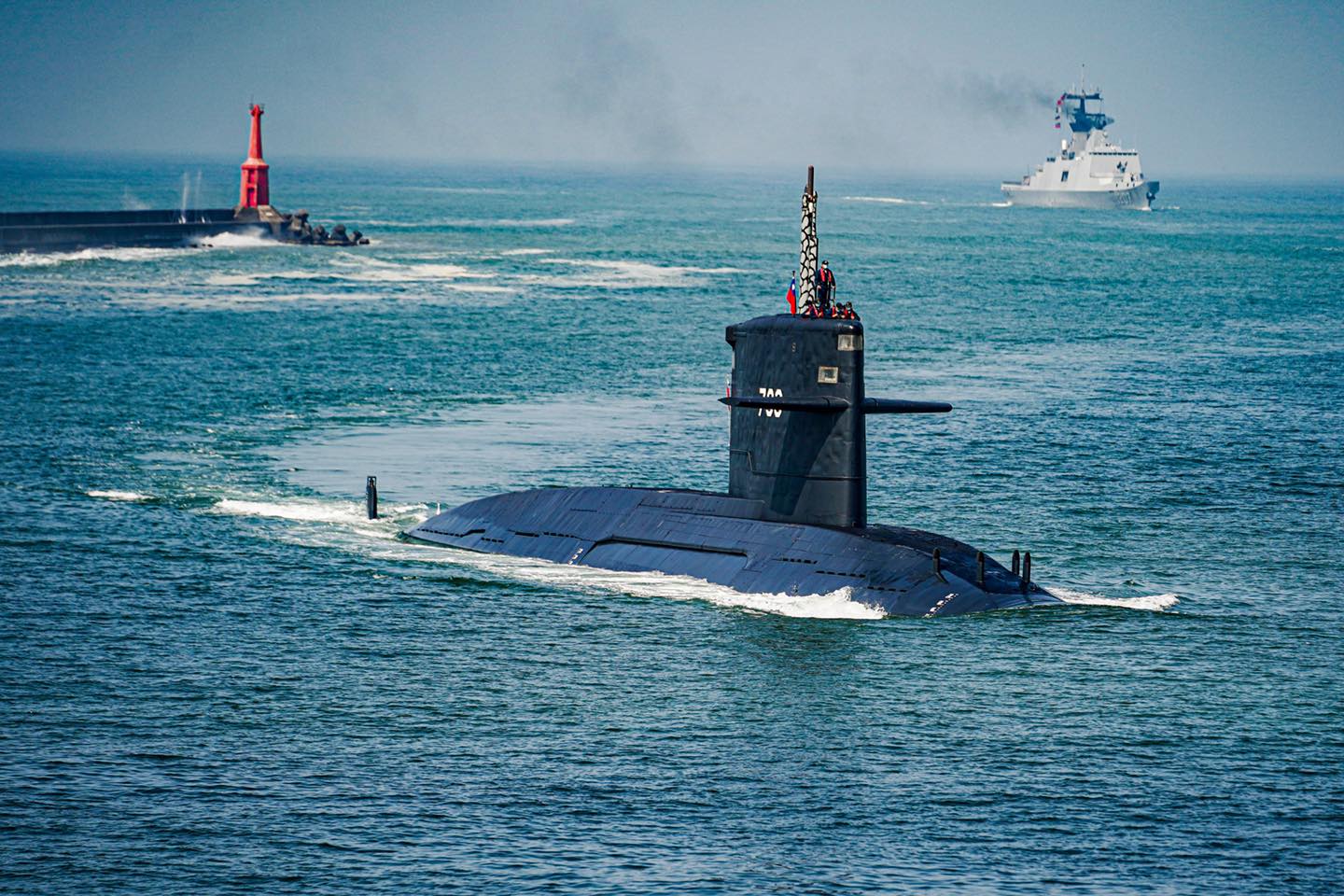 海軍一艘潛艦21日中午在左營外海進行例行訓練時,發生人員落海意外,圖非當事潛艦。資料照片