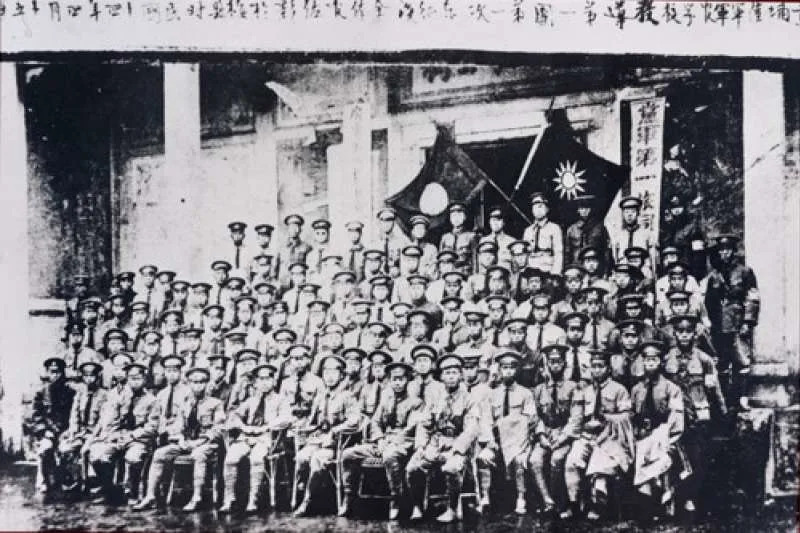 民國十四年四月十五日黃埔陸軍軍官學校教導第一團第一次東征後全體官佐合影於梅縣。(取自國立中正紀念堂管理處)