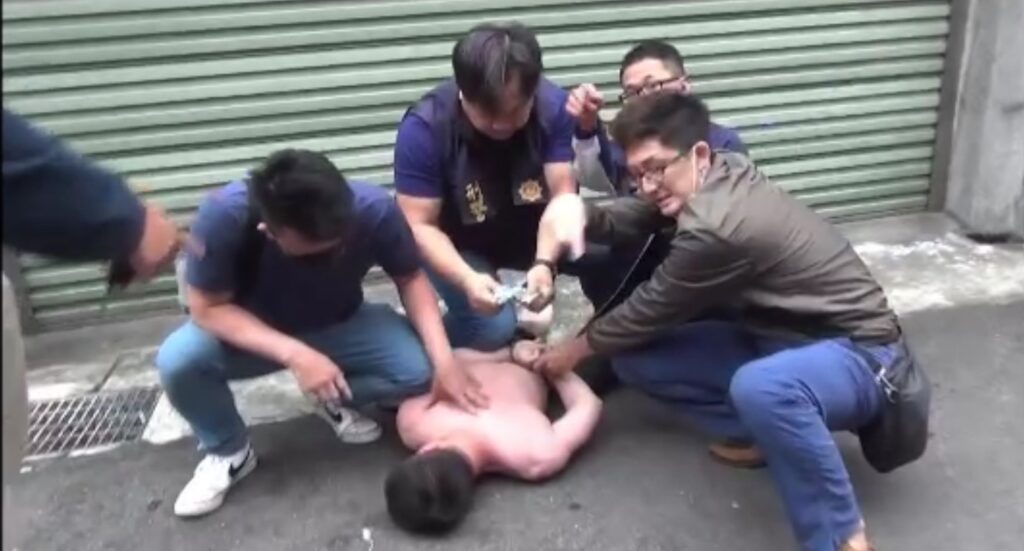 ▲圖說:吳姓藥頭著內褲販毒遭警方壓制在地,吳嫌手握販毒所得還大喊警察抓錯人 (圖/台中市政府提供)