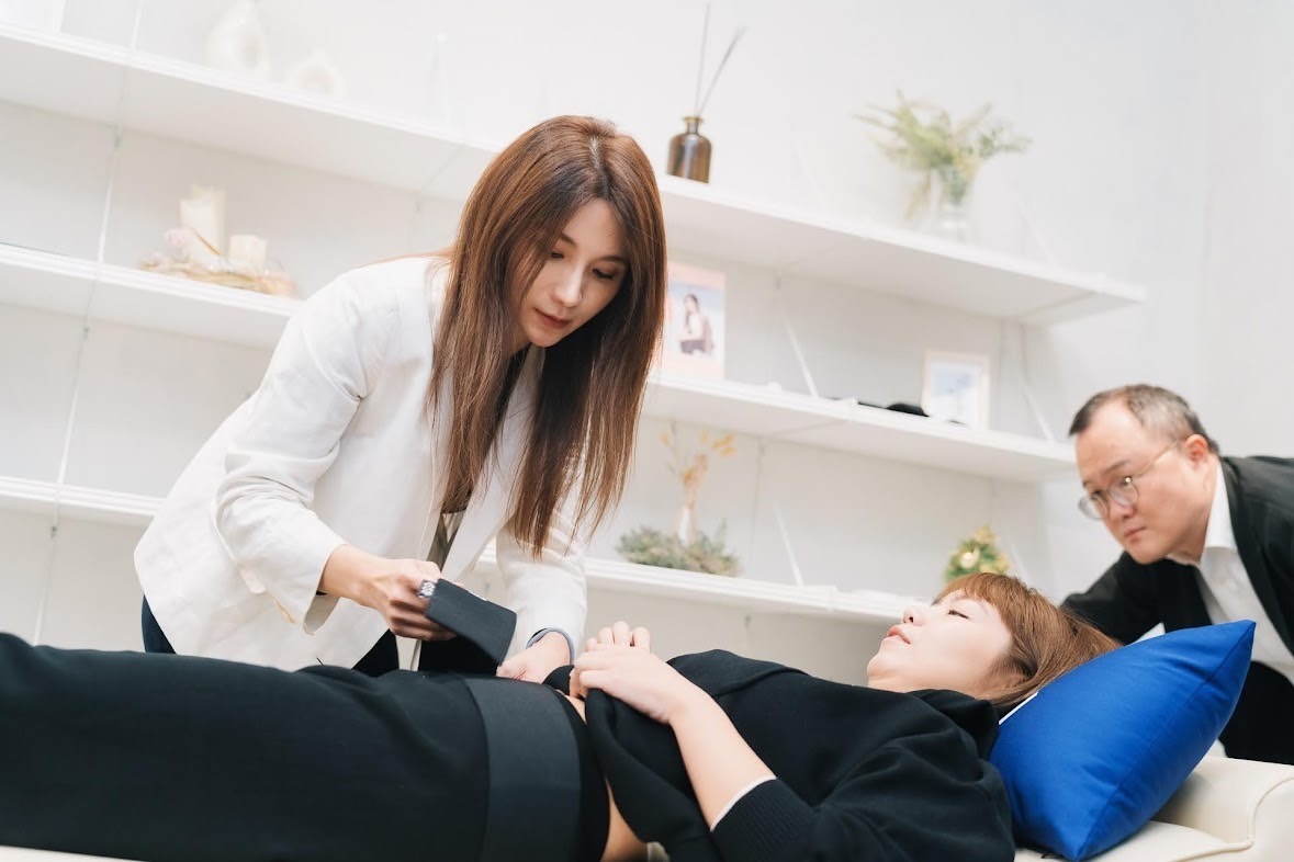 許書華醫師強調,《書心健康管理診所》將以醫學、科學為本,針對個人進行客製化評估,從疾病、環境、生活習慣、心理等方面分析致胖因子並逐一擊破,矯正錯誤躁進的減重觀念與習慣,讓減重不再拘泥於減下的公斤數,而是真正的能夠減下脂肪並且不流失肌肉,達到高品質的健康管理計劃。 許書華醫師強調,《書心健康管理診所》將以醫學、科學為本,針對個人進行客製化評估,從疾病、環境、生活習慣、心理等方面分析致胖因子並逐一擊破,矯正錯誤躁進的減重觀念與習慣,讓減重不再拘泥於減下的公斤數,而是真正的能夠減下脂肪並且不流失肌肉,達到高品質的健康管理計劃。