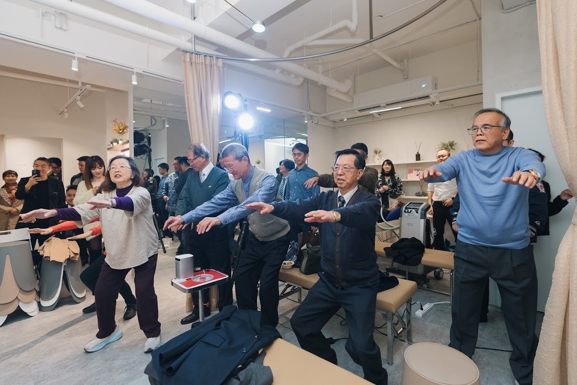 許書華醫師指出,現今坊間減重資訊莫衷一是,缺乏實證的減重方式不只容易復胖,也可能造成其他隱藏健康問題。《書心健康管理診所》由專業醫療團隊組建,根據體重管理文獻數據,秉持專業、有效、安全健康的方式,為個人訂製專屬的減重減脂療程。配合正確原子習慣的培養,打造適合個人的可長可久精準控脂模式,在生活中潛移默化,遠離復胖地獄。 許書華醫師指出,現今坊間減重資訊莫衷一是,缺乏實證的減重方式不只容易復胖,也可能造成其他隱藏健康問題。《書心健康管理診所》由專業醫療團隊組建,根據體重管理文獻數據,秉持專業、有效、安全健康的方式,為個人訂製專屬的減重減脂療程。配合正確原子習慣的培養,打造適合個人的可長可久精準控脂模式,在生活中潛移默化,遠離復胖地獄。