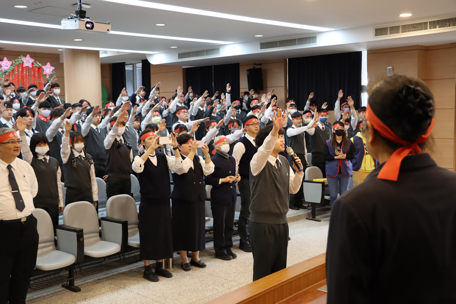 學代表石絢宇接下校長的授旗，帶領高三學子一同大聲宣誓。