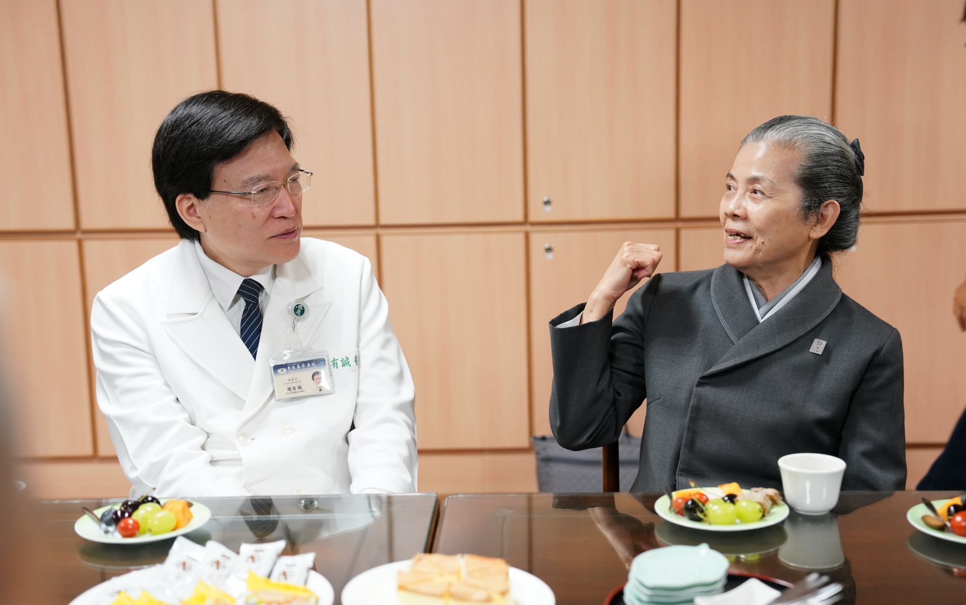 台北慈濟醫院趙有誠院長(左)擔任首堂課講師,誇讚顏靜曦師姊(右)帶起來的醫療志工團隊,傳承之後,不會失去上人的精神與方向,顏靜曦師姊說,醫療志工不只是肩負醫病關係橋樑,更是一座承受得起壓力的拱橋,自己只是第一個出來承擔,但後面是全醫療志工的堅持才能把隊伍傳承。