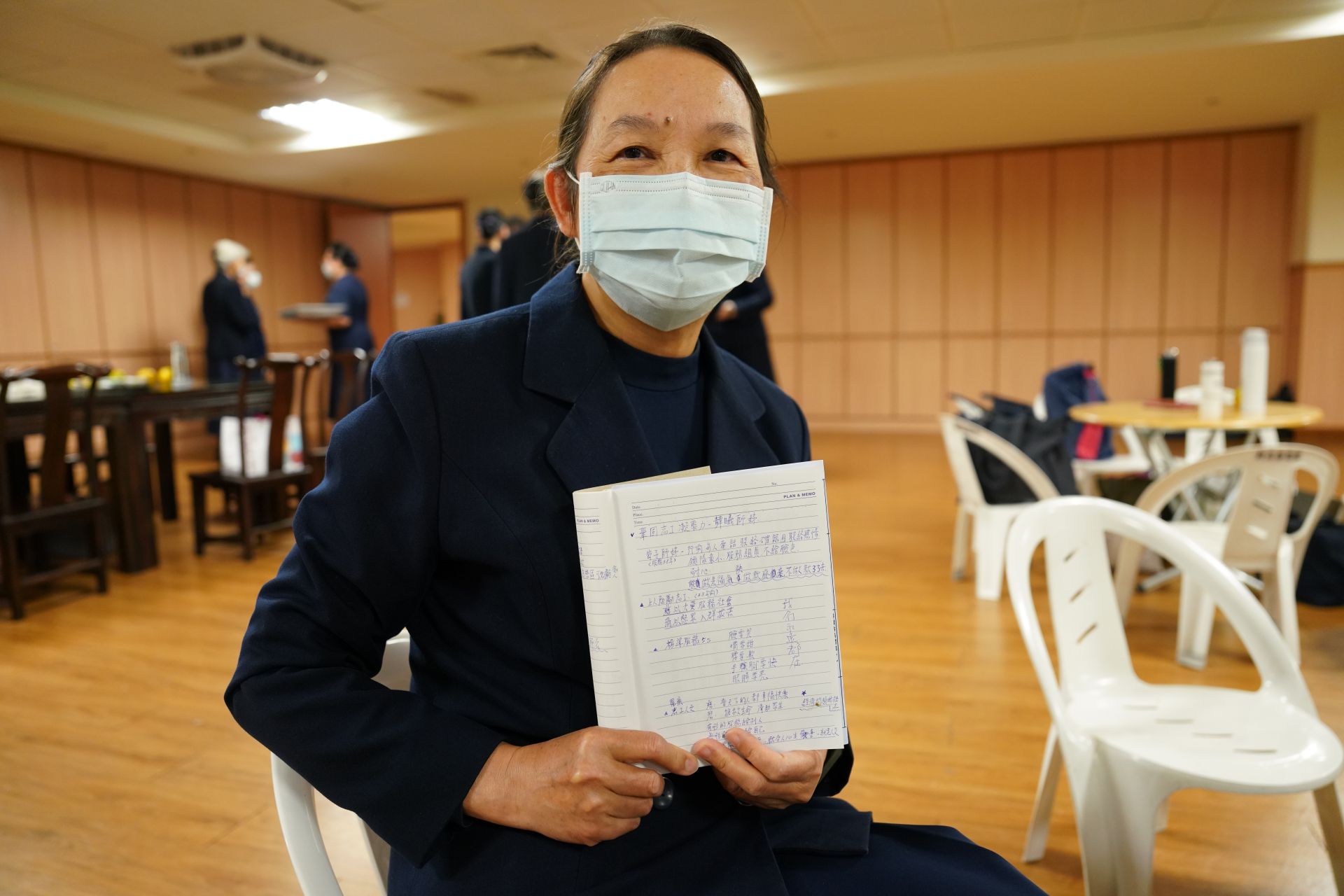 松山和氣二互愛三協力一的楊素敏(慈志)師姊說,醫療志工服務過程,看到眾生病苦不分年齡、性別,「雖然是服務別人,但受益最多的是自己,感恩上人建立慈濟世界,讓我們見苦知福,她還特別展示認真抄的筆記。