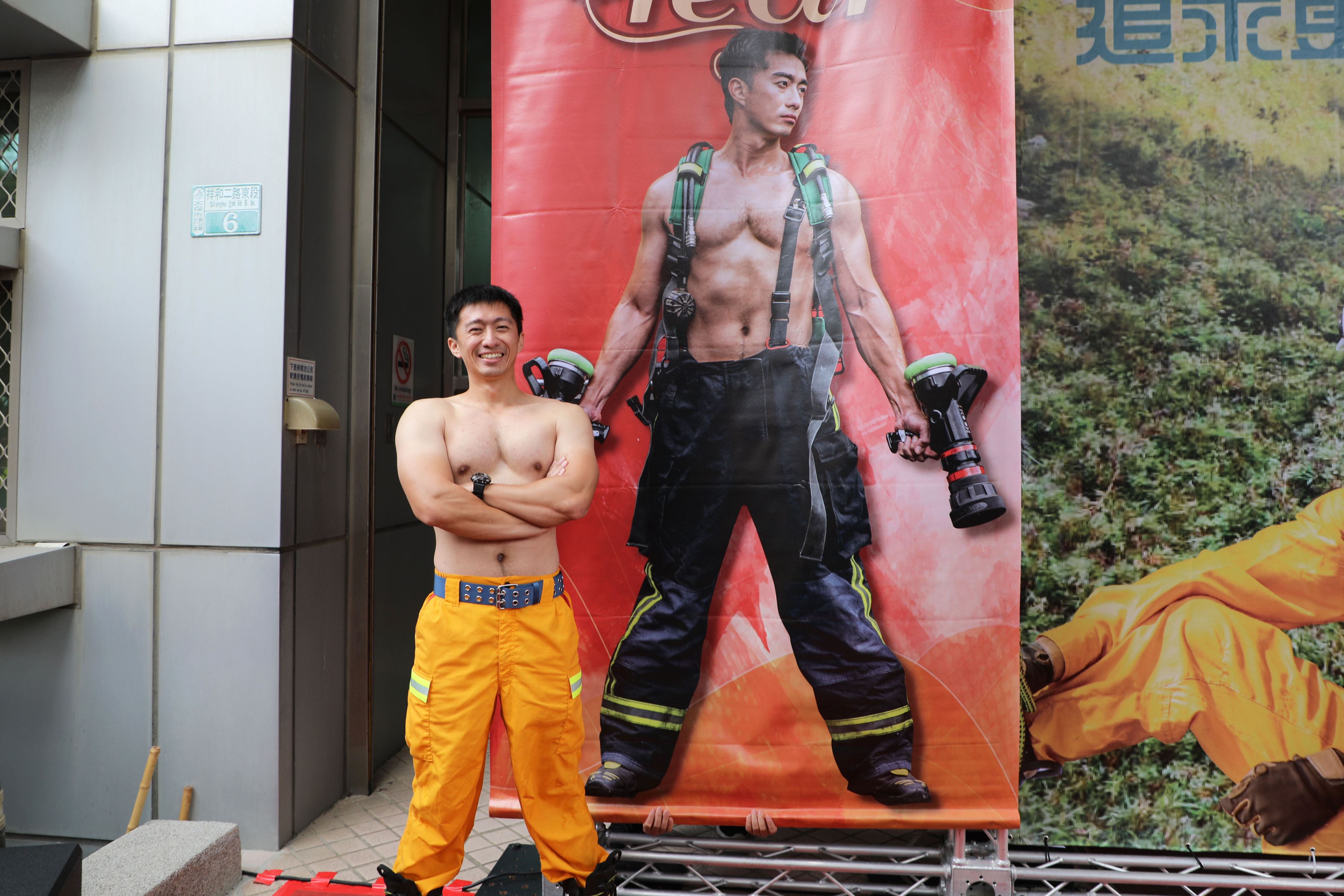 嘉義縣消防猛男桌曆隆重登場 展現力與美相融合的專業魅力