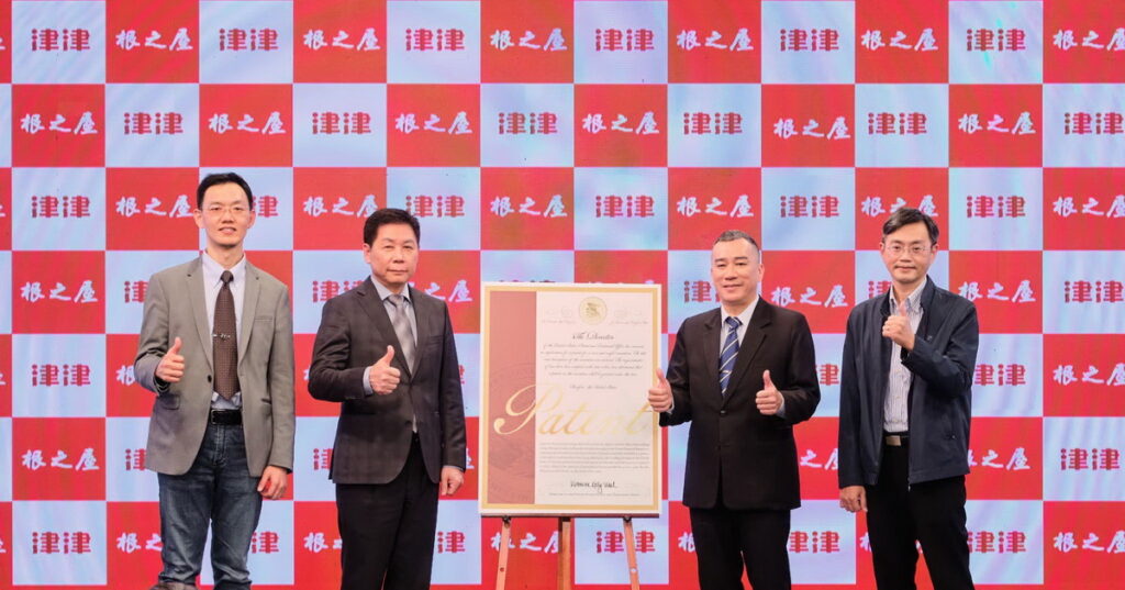 鈞禾生物科技執行長 李春芳(左一)執行長帶領醫師團隊，高雄醫學大學藥學院天然藥物研究所特聘教授 張芳…醫學大學天然藥物研究所專任教授吳志中教授(右二)共同為「津津根之屋」品牌取得專利揭開序幕。