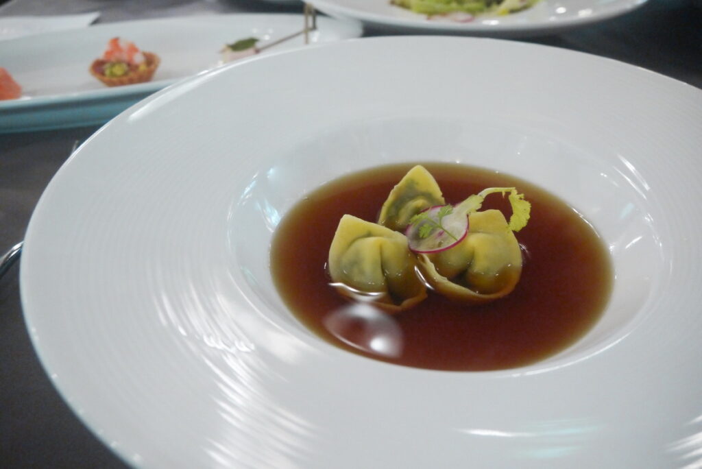 湯品為學生何苡瑄設計的牛肉清湯附牛肉麵餃。