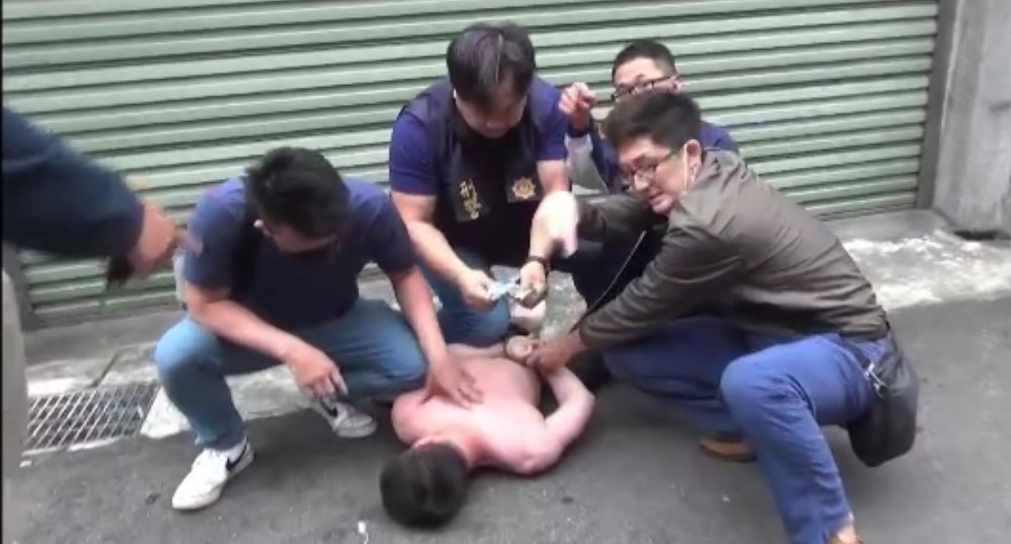 ▲圖說:吳姓藥頭著內褲販毒遭警方壓制在地,吳嫌手握販毒所得還大喊警察抓錯人 (圖/台中市政府提供)