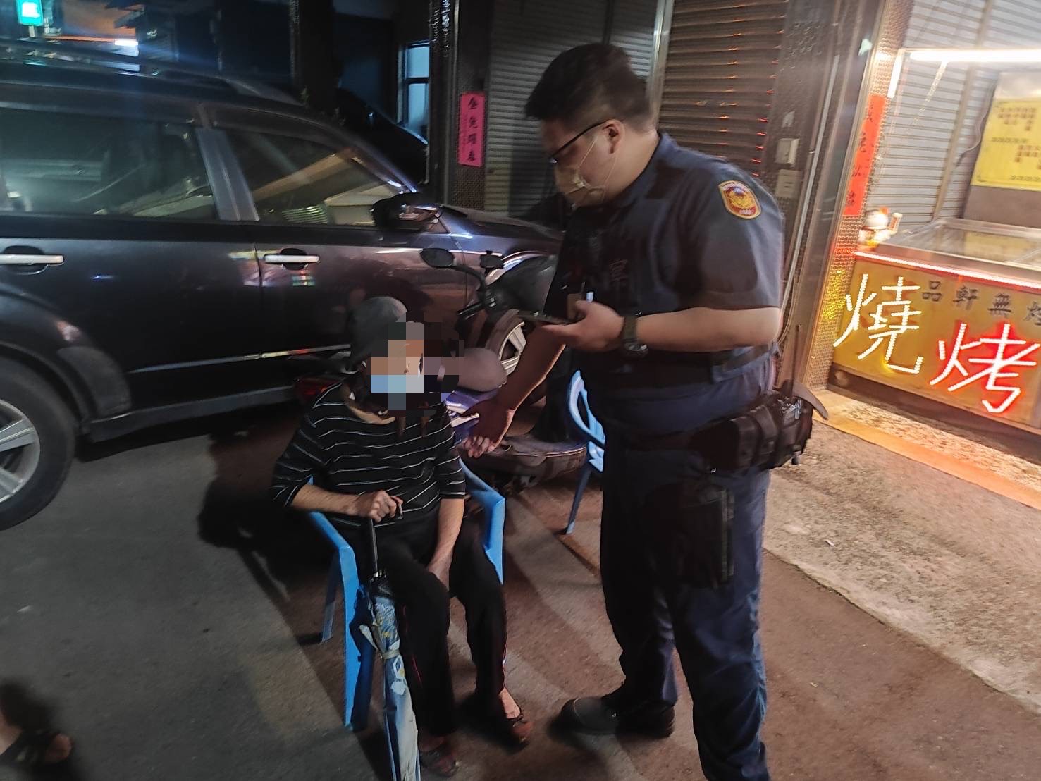 員警獲報赴現場發現一名廖姓阿嬤疑似走失。(圖/記者江雁武翻攝)