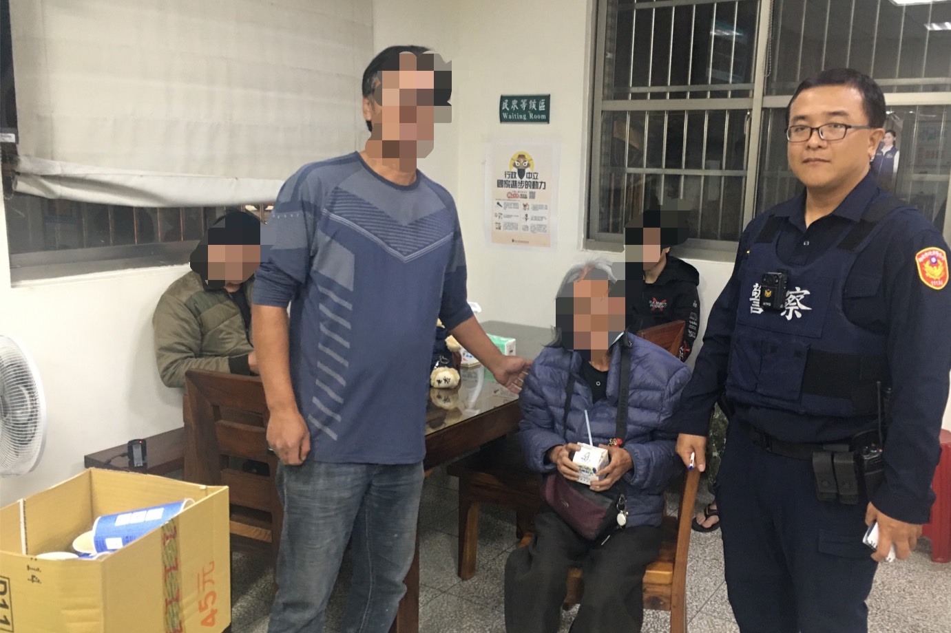 柑園派出所警員陳志明、戴京憲熱心協尋失智老婦,家屬送茶代謝。(圖/記者張艷君翻攝)