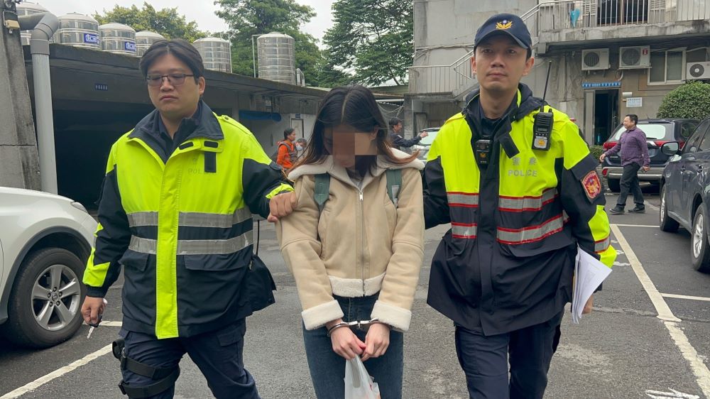 《圖說》蔡姓24歲港籍正妹在網路上看到招募車手廣告,趁即將離台前的空檔,在三峽老街逛街購物大啖美食,還在己IG限動PO文,遭專案小組掌握動態,當場逮捕。〈三峽分局提供〉
