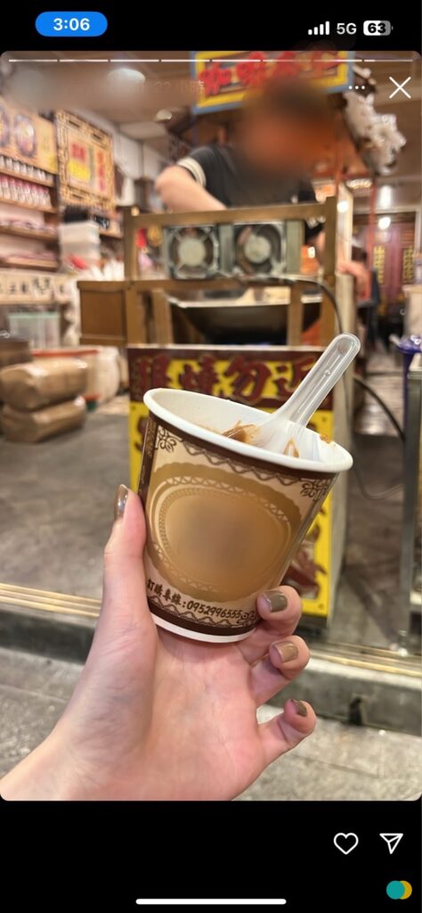 《圖說》蔡女於三峽老街逛街購物大啖美食,還在自己IG限動PO文,遭專案小組掌握動態當場逮捕。〈三峽分局提供〉