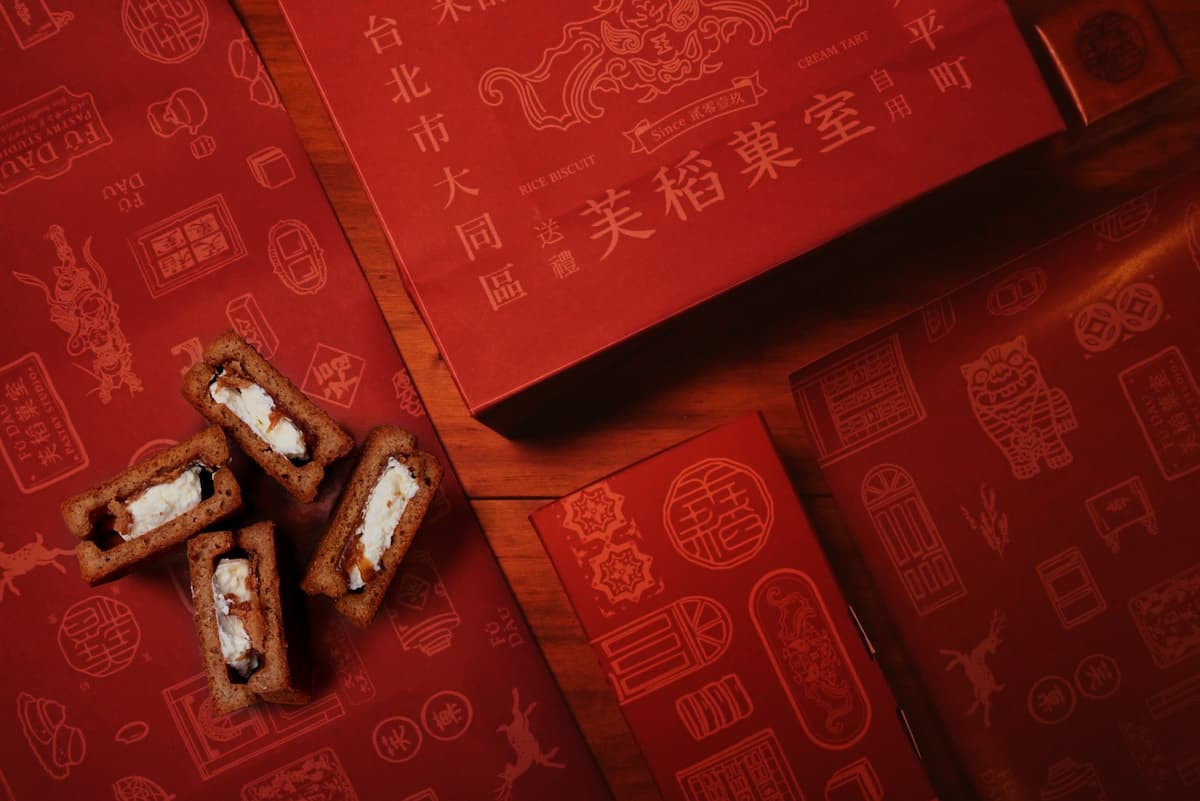 禮盒結合純米乳霜塔與創意桌遊,好吃又好玩。(圖/芙稻菓室)