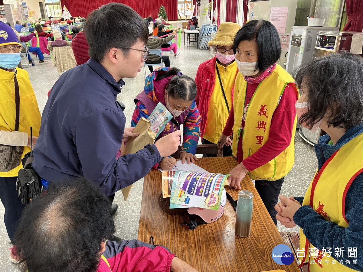 平鎮警與里辦公處合作，前往關懷據點反詐及婦幼安全宣導。<br /><br /> 