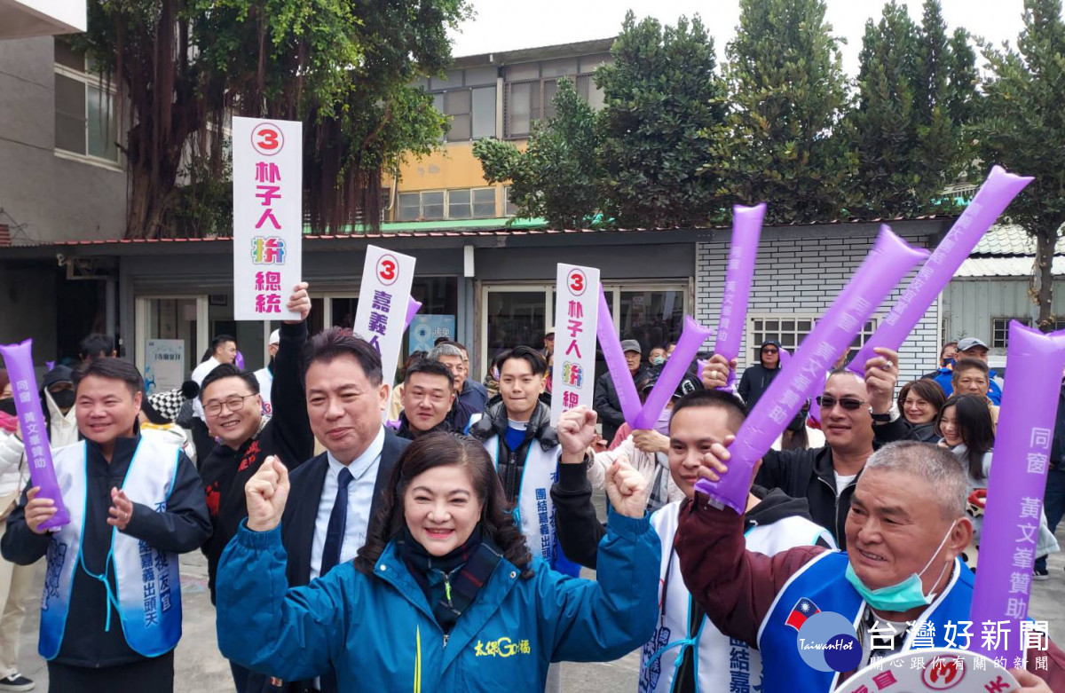 前省諮議員黃文峯與妻子、太保市農會總幹事黃麗貞持加油棒到場力挺侯友宜/陳致愷攝影