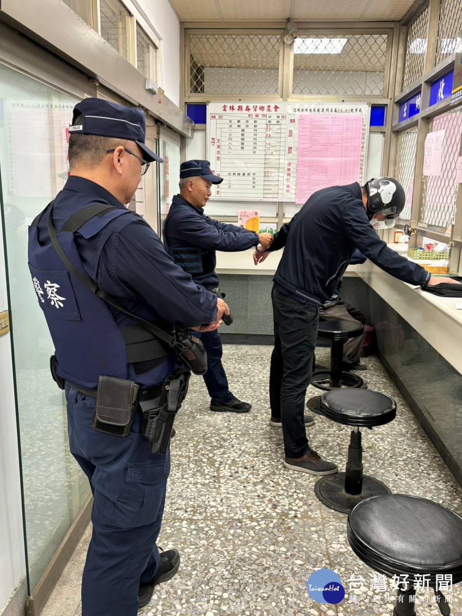 豐榮派出所為防範民眾或金融機構等財物匯集處所遭受不法侵害，特於12月19日下午結合崙背鄉農會豐榮辦事處舉辦防搶演練／林詩涵翻攝