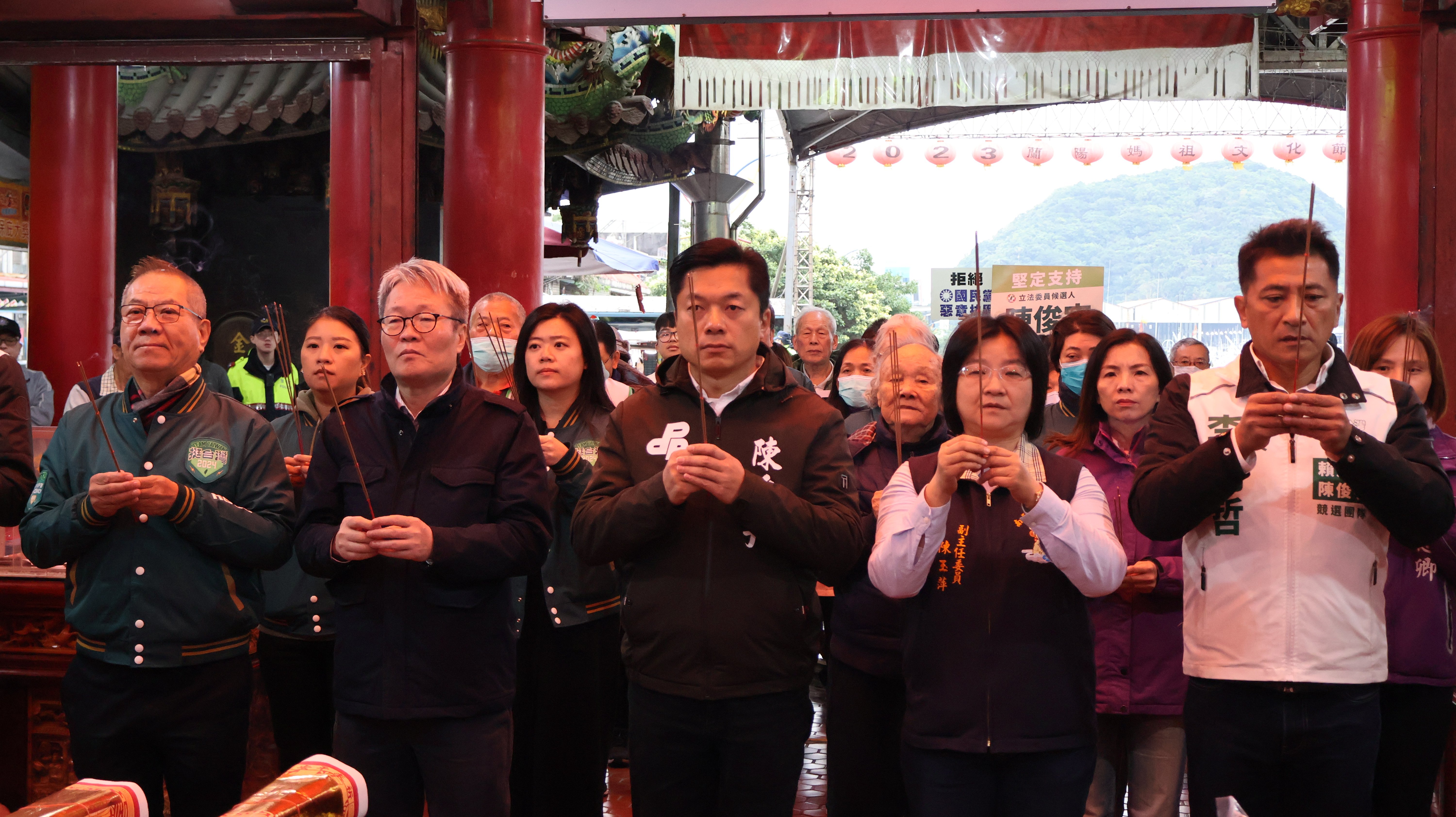 民進黨立委候選人陳俊宇下戰帖,邀國民黨黃琤婷22日赴南方澳南天宮媽祖廟起誓,說謊者退選跳港,但苦等30分鐘未見黃現身,再下戰帖。競總提供