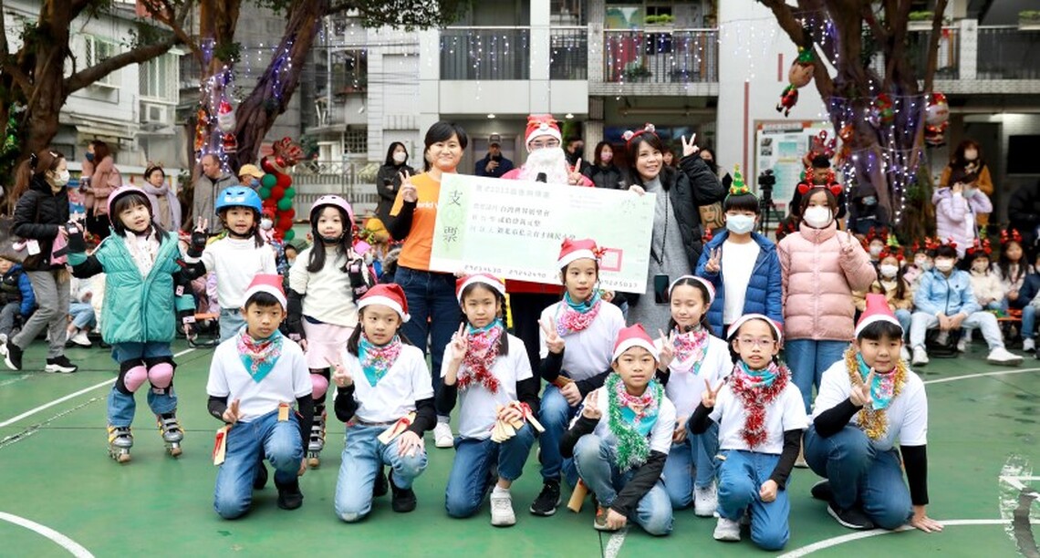 不畏低溫寒風 育才小學攜手台灣世界展望會聖誕送暖 傳愛8年不間斷 親師生為28國飢餓兒童送進救命糧