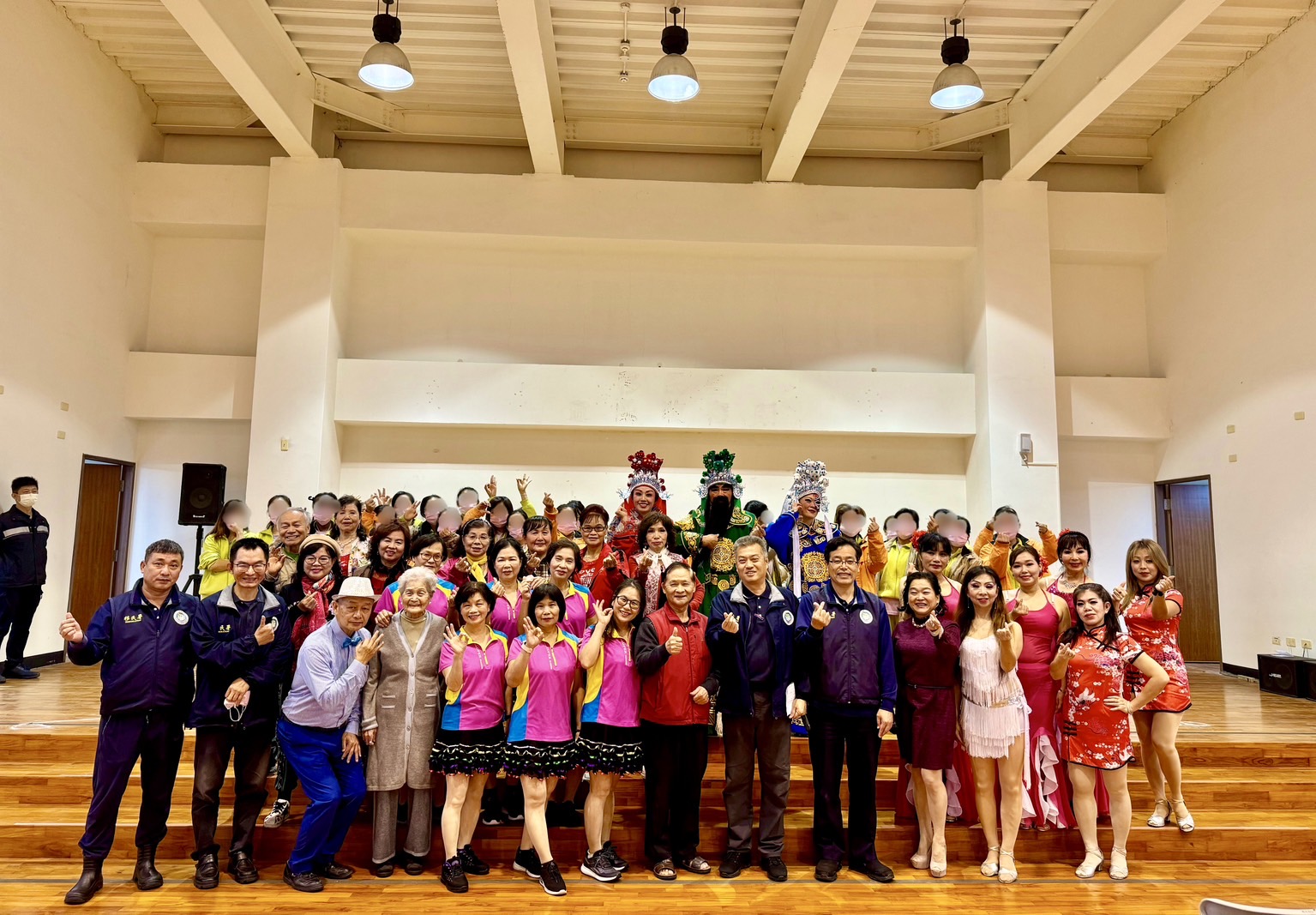 移民署宜蘭收容所副隊長陳文良暨南陽義學全體人員與受收容人大合照