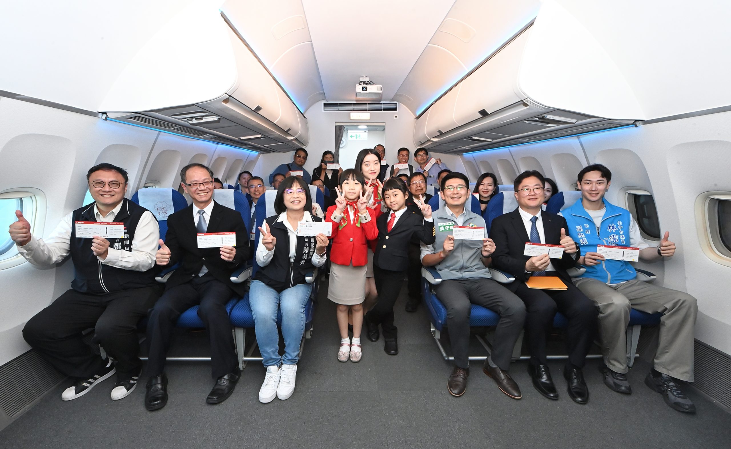 機艙內合照。(觀旅局提供)