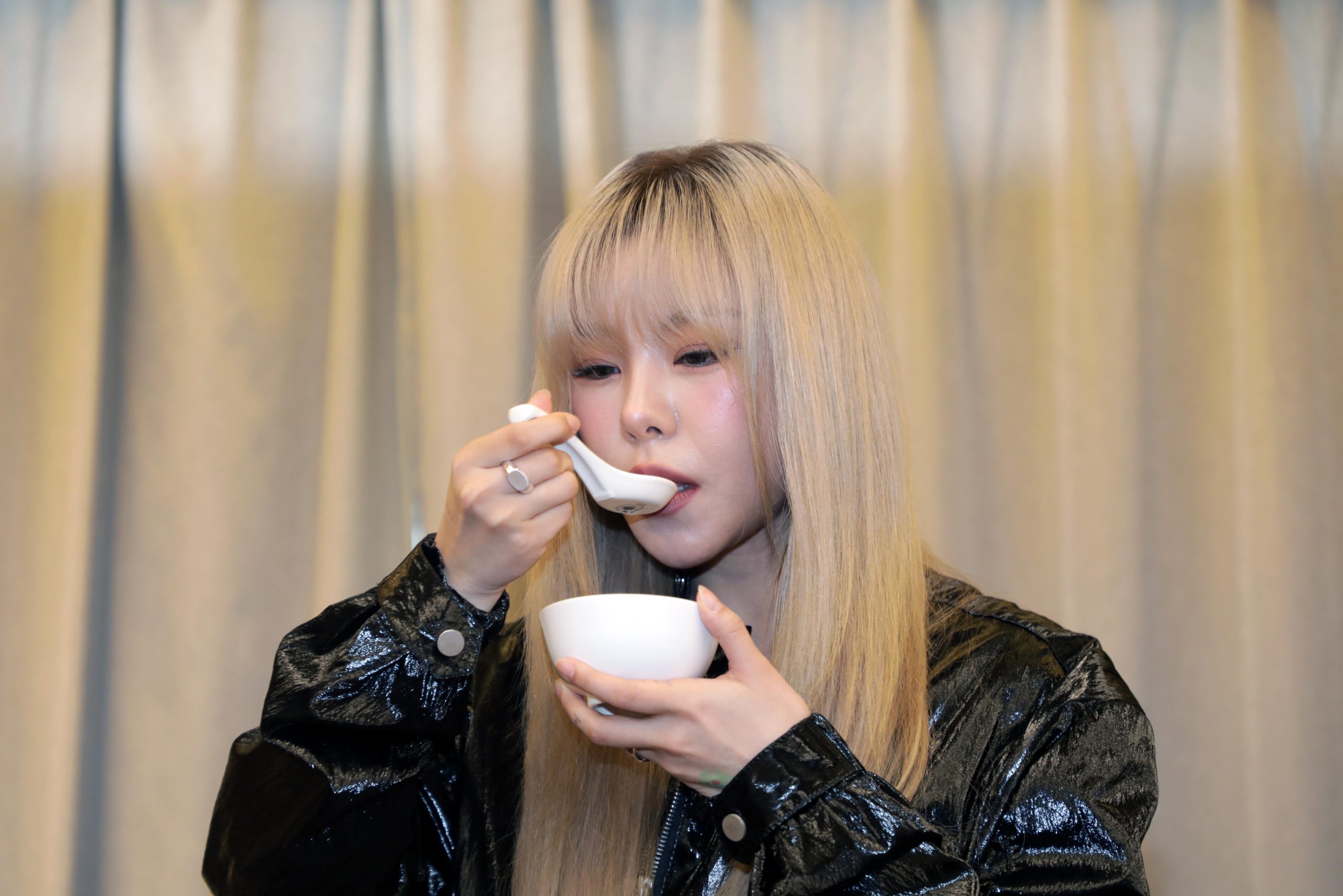 韓國大勢女團MAMAMOO成員輝人府城見面會。(南市府提供)