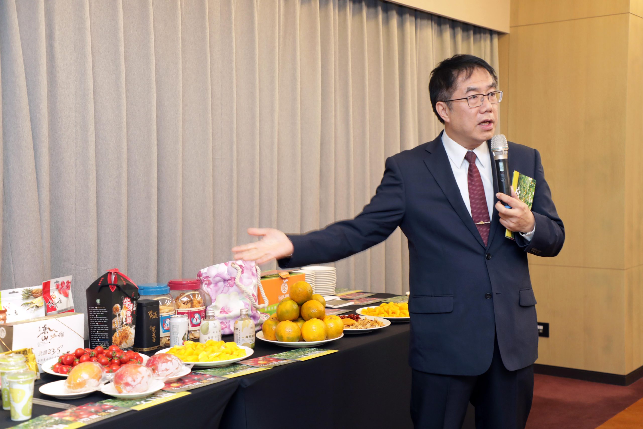 韓國大勢女團MAMAMOO成員輝人府城見面會,台南市長黃偉哲特地備好美食接客。(南市府提供)