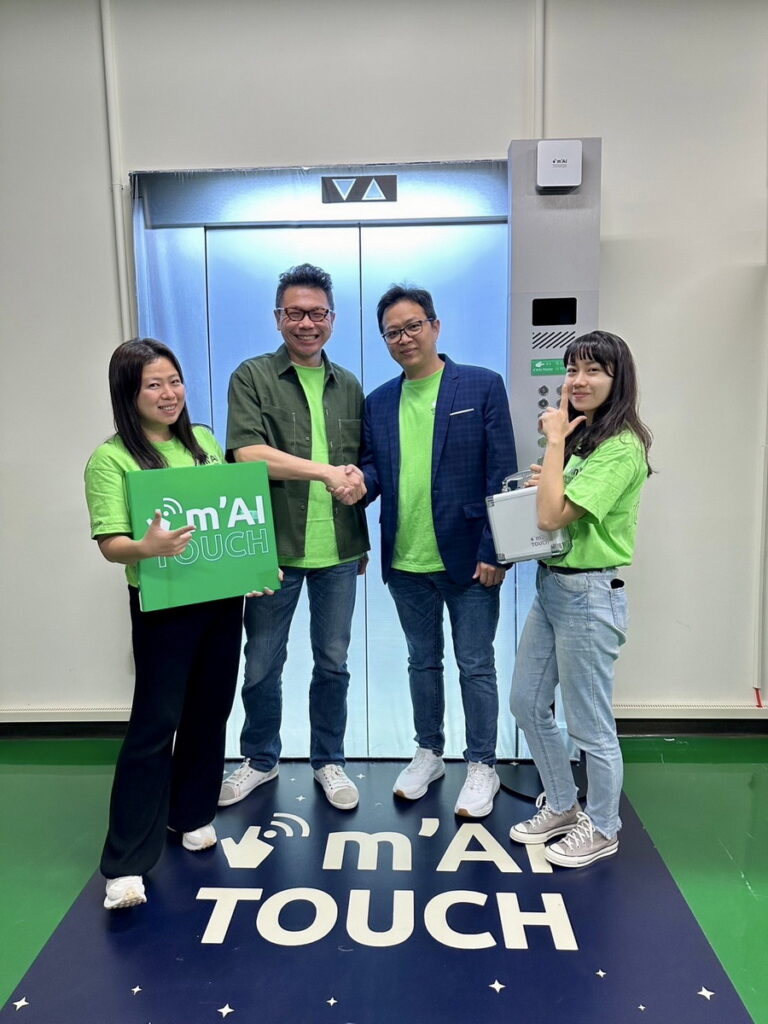 洪嘉駿出任邁啟科技行銷長與創辦人陳鴻文博士團隊合影，推廣零接觸AI電梯普及化。