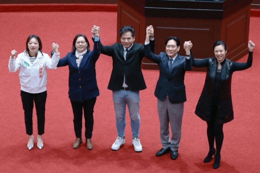 批藍綠口水戰邱臣遠秀政績 提64案完成三讀52% 210 照片來源:邱臣遠臉書粉專
