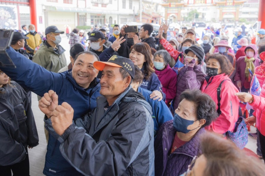 盼並肩作戰 侯友宜:郭台銘可在國家大事扮演重要角色 202 侯友宜22日到嘉義縣拜票。