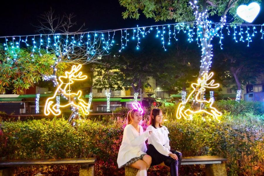 麋鹿、小白兔俏皮燈飾闖入中港河廊 聖誕燈海點亮新莊夜空