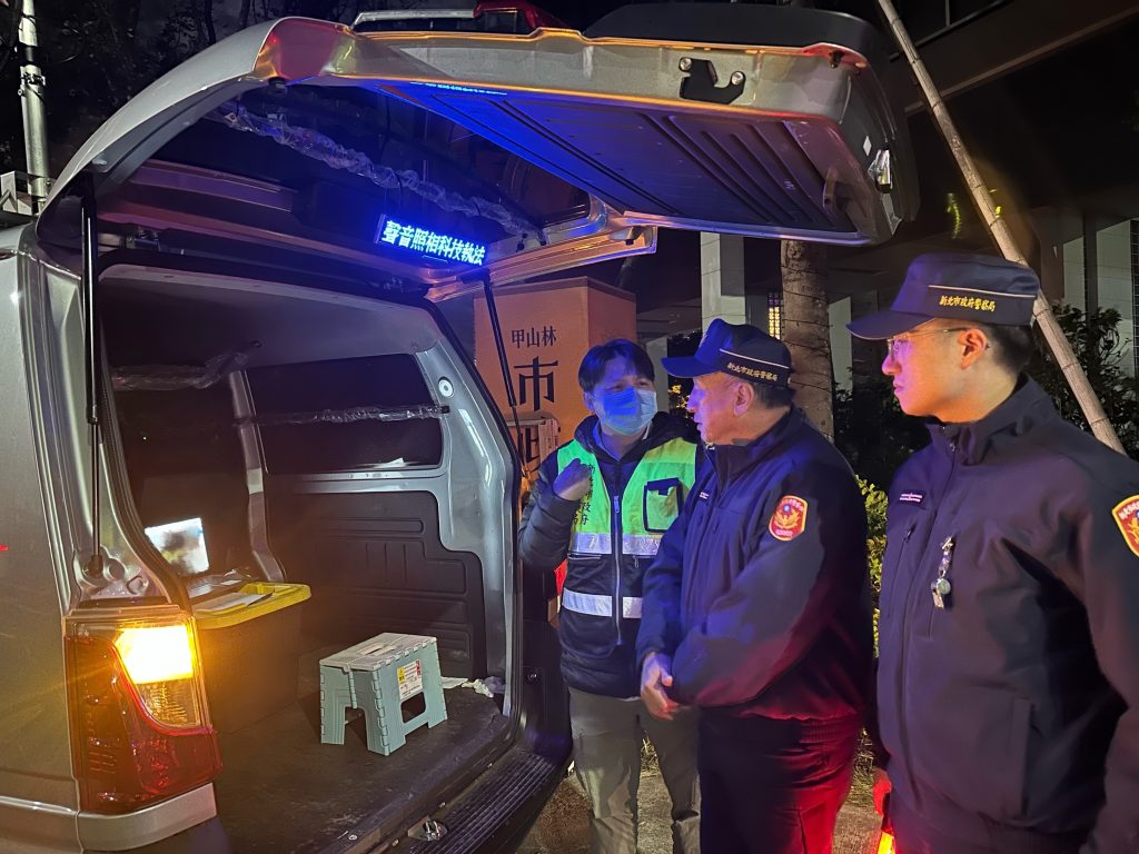 警方運用「第三方警政」與環保局合作，進行聯合稽查。(記者宋紹誠翻攝)
