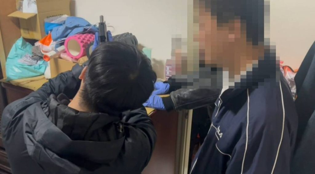 警一一拼湊完成讓賴男百口莫辯。（記者林金聖翻攝）