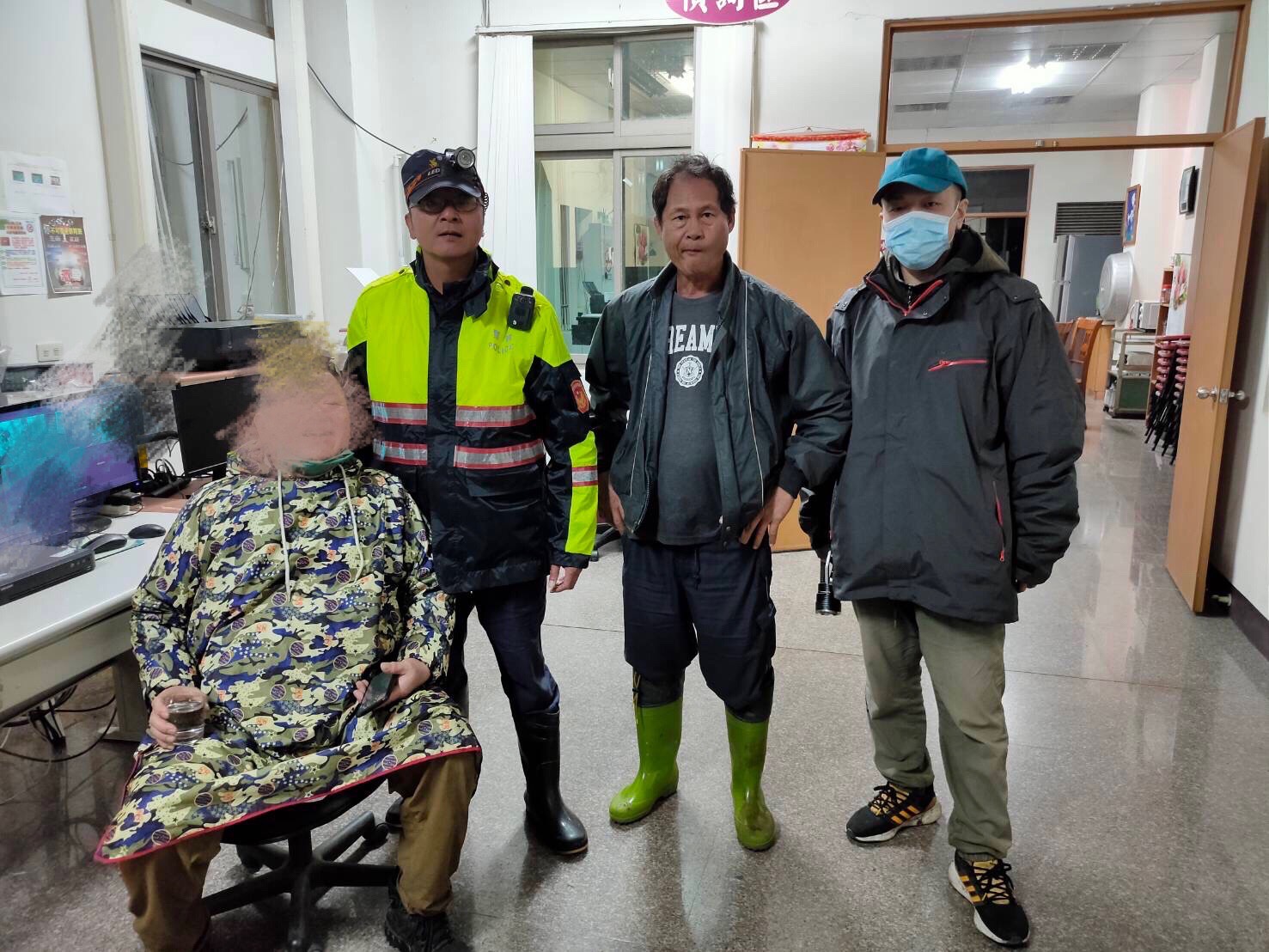男子迷航受困山區 六龜警摸黑急救援