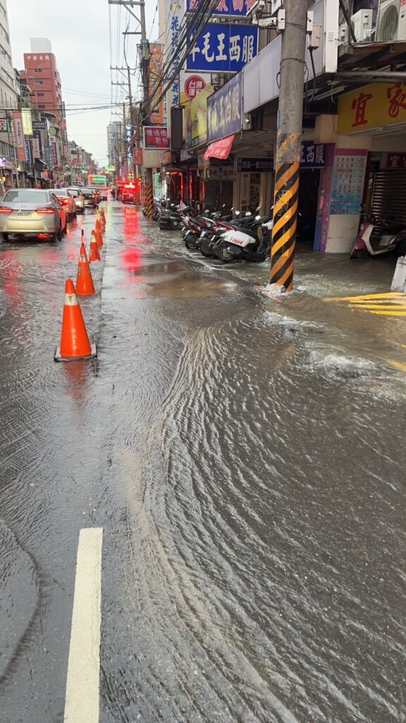 《圖說》板橋區南雅南路自來水管線破裂造成路面滲水,影響路面範圍長約50米、寬約4米。〈消防局提供〉
