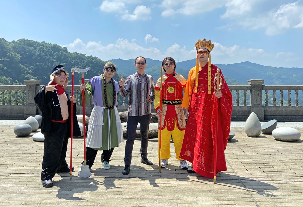 《圖說》香港偶像團體Error四子化身《西遊記》師徒,至華梵大學佛藝系取經。〈華梵大學提供〉