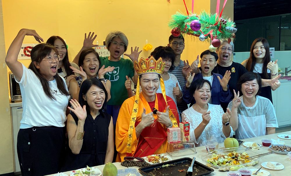 《圖說》香港偶像團體Error成員193扮唐三藏到華梵大學佛藝系取經,人氣爆棚。〈華梵大學提供〉