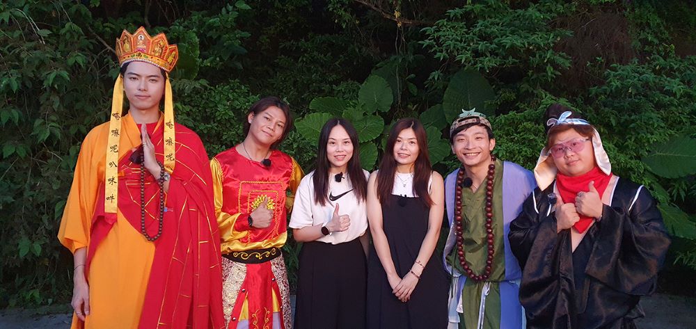 《圖說》香港偶像團體Error至華梵大學佛藝系取經,訪談香港姊妹花。〈華梵大學提供〉