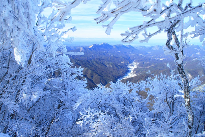 名列日本300名山之一的奈良近郊「三峰山」,2024/1/20(週六)〜2/18(週日)將舉辦「霧冰祭」招攬海內外遊客。 圖:御杖村觀光協會/提供