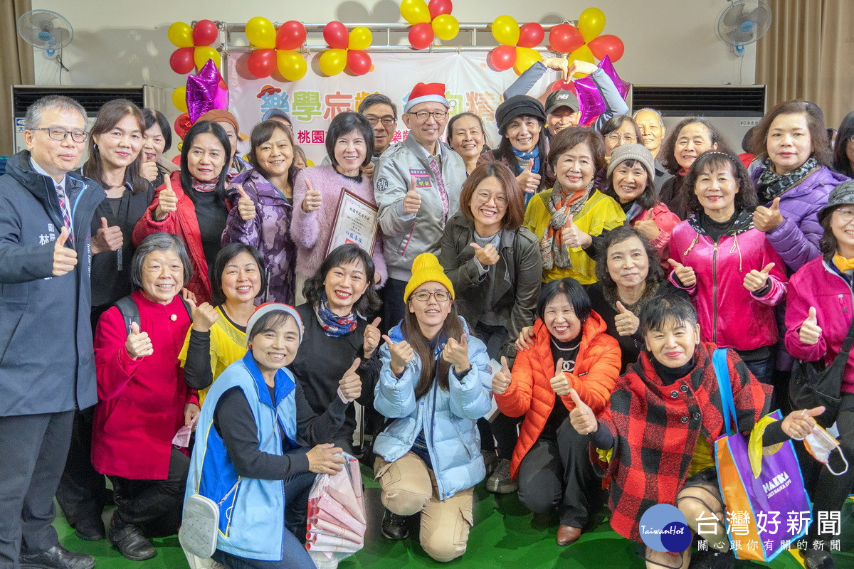 桃園市副市長王明鉅出席「桃園市112年度樂齡學習成果展」,與績優單位和志工們合影。